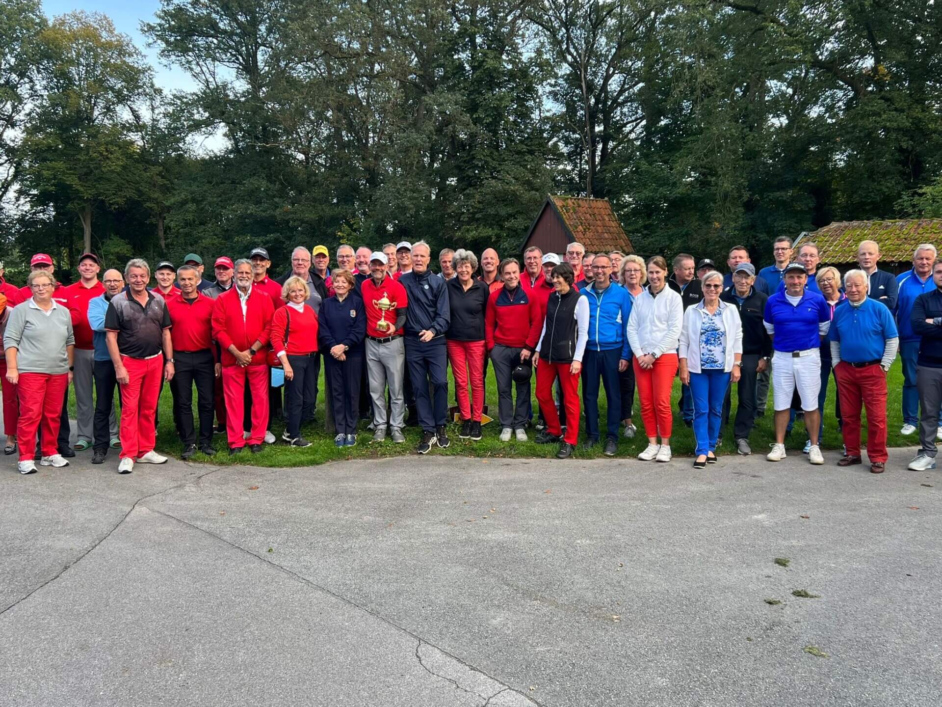 https://golfclub-peckeloh.de/wp-content/uploads/2023/10/Team-Rot-und-Blau.jpg